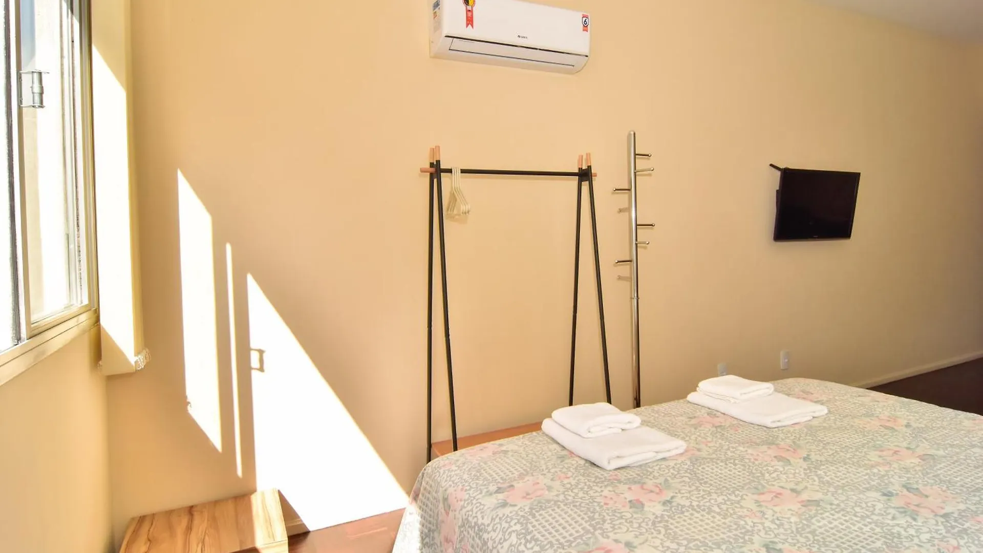 Apartamento Custo benefício e Praticidade no Centro de Floripa P1144 Florianópolis Brasil